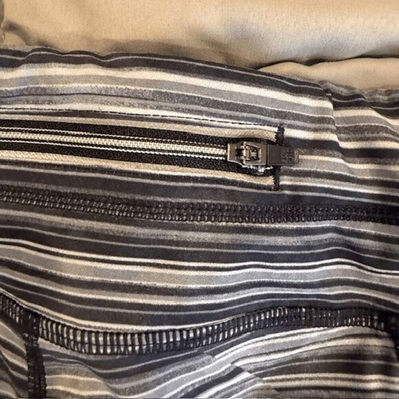 Athleta Striped Cropped Leggings Black White Surge Seam Zip Pocket Size XS - Picture 6 of 10